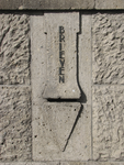 908432 Afbeelding van een liggende natuurstenen brievenbus in de gevel van het pand Jutfaseweg 1 (Rijnlandhuis) te ...